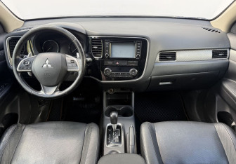Подержанный автомобиль Mitsubishi Outlander 2012 года (12 фото)