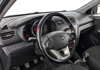 Подержанный автомобиль Kia Rio Hatchback 2015 года (15 фото)