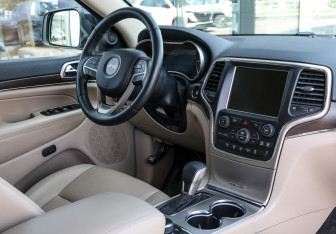 Подержанный автомобиль Jeep Grand Cherokee 2016 года (11 фото)