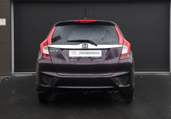 Подержанный автомобиль Honda Fit 2013 года (2 фото)