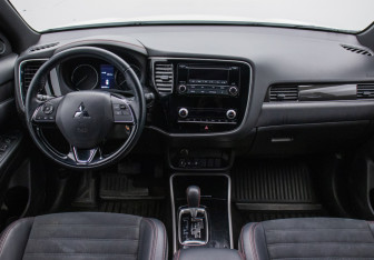 Подержанный автомобиль Mitsubishi Outlander 2021 года (13 фото)
