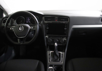 Подержанный автомобиль Volkswagen Golf Hatchback 2018 года (7 фото)