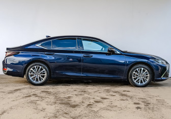 Подержанный автомобиль Lexus ES 2025 года (4 фото)