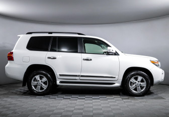 Подержанный автомобиль Toyota Land Cruiser Suv 2013 года (4 фото)