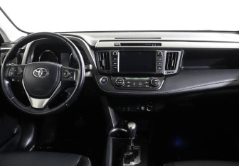 Подержанный автомобиль Toyota RAV4 2017 года (6 фото)