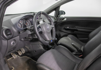Подержанный автомобиль Opel Corsa OPC 2008 года (10 фото)