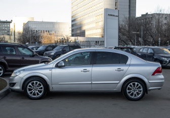 Подержанный автомобиль Opel Astra Sedan 2011 года (6 фото)