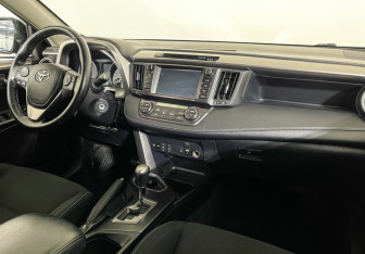 Подержанный автомобиль Toyota RAV4 2017 года (9 фото)