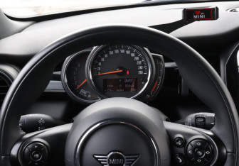 Подержанный автомобиль MINI Hatch 2020 года (11 фото)