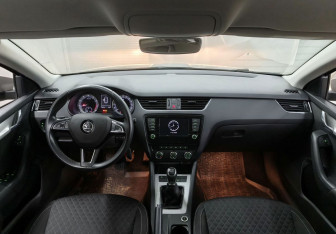 Подержанный автомобиль Skoda Octavia Liftback 2016 года (11 фото)