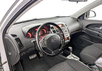 Подержанный автомобиль Kia Ceed Hatchback 2009 года (16 фото)