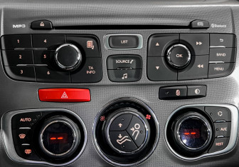 Подержанный автомобиль Citroen C4 Sedan 2015 года (24 фото)