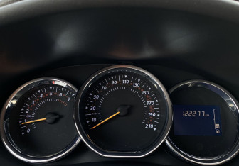 Подержанный автомобиль Renault Sandero 2018 года (19 фото)