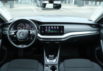 Подержанный автомобиль Skoda Octavia Liftback 2021 года (12 фото)