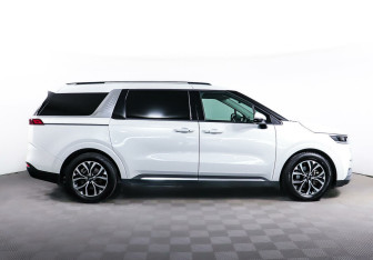 Подержанный автомобиль Kia Carnival 2021 года (4 фото)