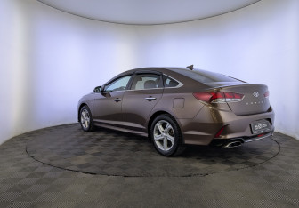 Подержанный автомобиль Hyundai Sonata 2018 года (7 фото)
