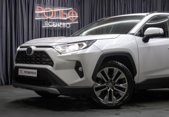 Подержанный автомобиль Toyota RAV4 2020 года (23 фото)