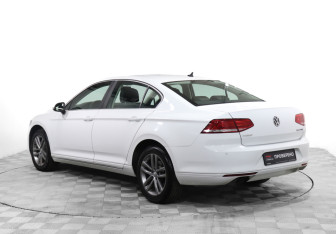 Подержанный автомобиль Volkswagen Passat Sedan 2017 года (7 фото)