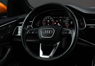 Подержанный автомобиль Audi Q8 2018 года (15 фото)