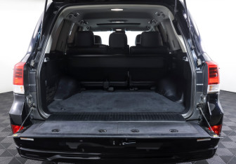 Подержанный автомобиль Toyota Land Cruiser Suv 2018 года (9 фото)