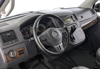 Подержанный автомобиль Volkswagen Multivan 2012 года (15 фото)