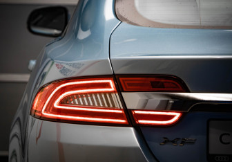Подержанный автомобиль Jaguar XF Sedan 2011 года (37 фото)