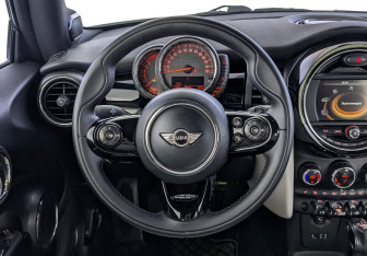 Подержанный автомобиль MINI Hatch 2016 года (22 фото)