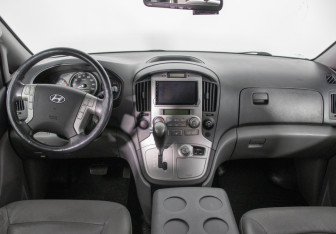 Подержанный автомобиль Hyundai Grand Starex 2016 года (12 фото)