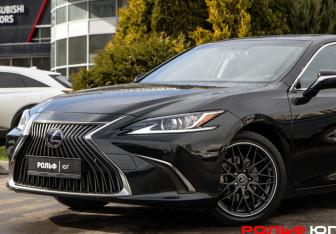 Подержанный автомобиль Lexus ES 2019 года (22 фото)
