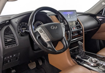 Подержанный автомобиль Infiniti QX80 2018 года (15 фото)
