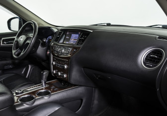 Подержанный автомобиль Nissan Pathfinder 2014 года (11 фото)