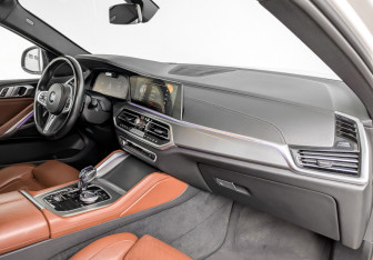 Подержанный автомобиль BMW X6 2022 года (11 фото)