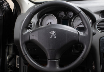 Подержанный автомобиль Peugeot 408 2012 года (16 фото)