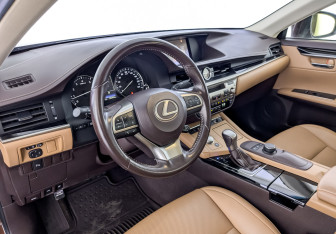 Подержанный автомобиль Lexus ES 2015 года (17 фото)
