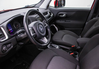 Подержанный автомобиль Jeep Renegade 2017 года (10 фото)