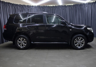 Подержанный автомобиль Toyota Land Cruiser Suv 2008 года (4 фото)