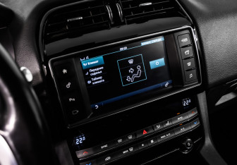 Подержанный автомобиль Jaguar F-Pace 2018 года (20 фото)