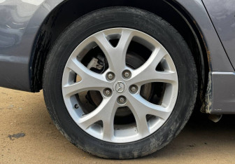 Подержанный автомобиль Mazda 3 Sedan 2006 года (13 фото)