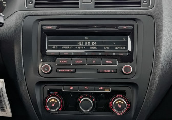 Подержанный автомобиль Volkswagen Jetta Sedan 2012 года (17 фото)