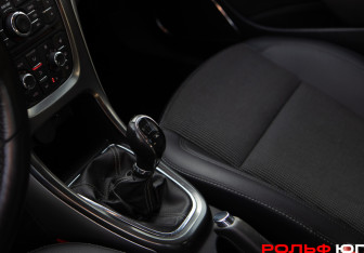 Подержанный автомобиль Opel Astra Hatchback 2011 года (12 фото)
