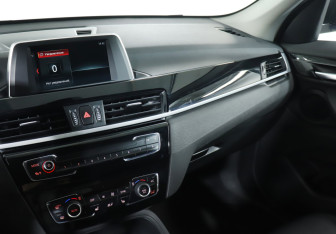 Подержанный автомобиль BMW X1 2018 года (19 фото)