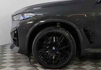 Подержанный автомобиль BMW X5 M 2023 года (8 фото)