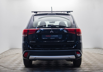 Подержанный автомобиль Mitsubishi Outlander 2016 года (4 фото)
