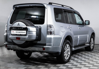 Подержанный автомобиль Mitsubishi Pajero 2012 года (5 фото)