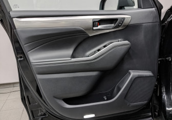 Подержанный автомобиль Toyota Highlander 2024 года (18 фото)