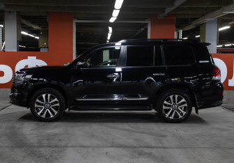 Подержанный автомобиль Toyota Land Cruiser Suv 2018 года (8 фото)