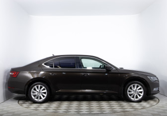 Подержанный автомобиль Skoda Superb Liftback 2017 года (4 фото)