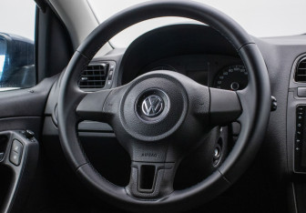 Подержанный автомобиль Volkswagen Polo Sedan 2011 года (15 фото)