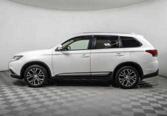 Подержанный автомобиль Mitsubishi Outlander 2017 года (8 фото)