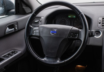 Подержанный автомобиль Volvo S40 2011 года (15 фото)